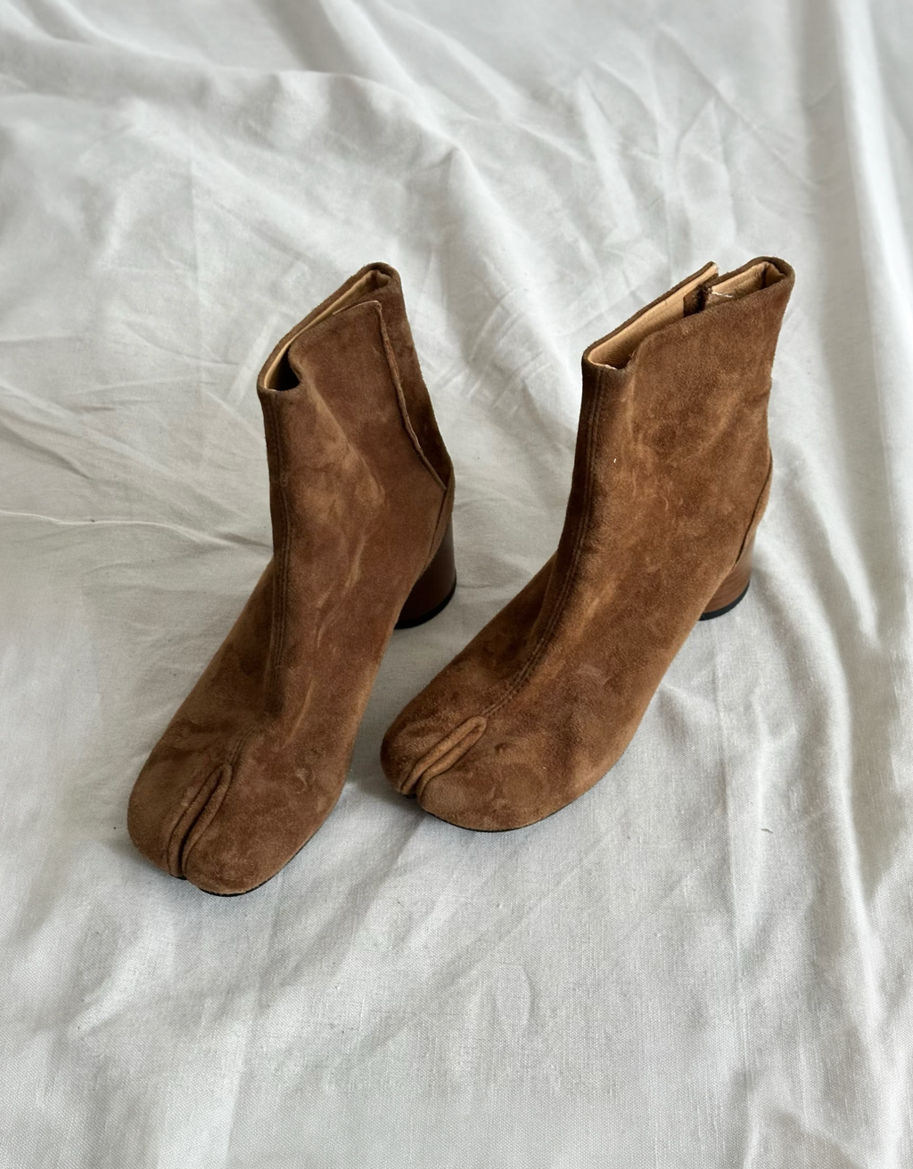 Side profile of Aurelia frosted brown suede tabi boots showing ankle shaft