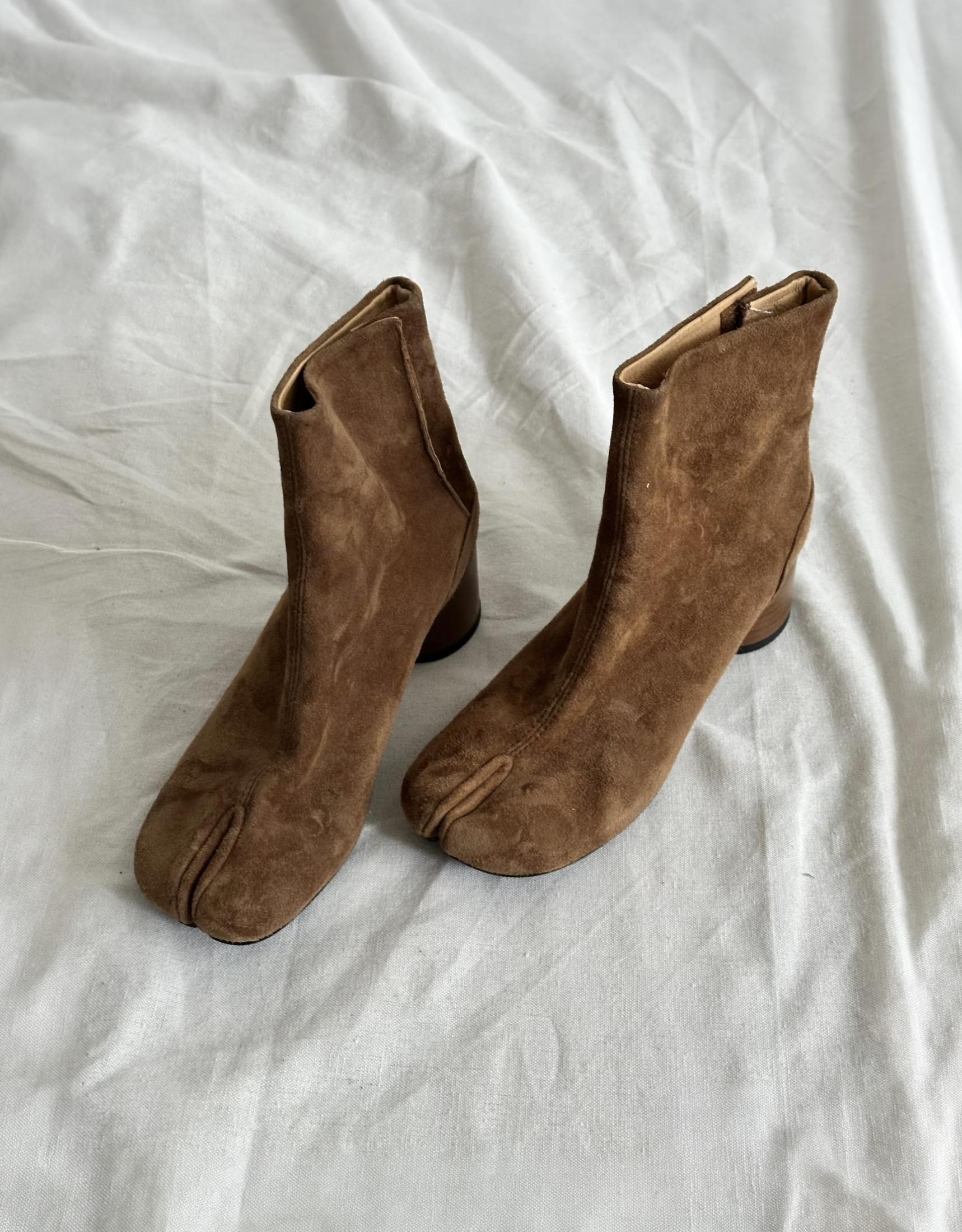 Side profile of Aurelia frosted brown suede tabi boots showing ankle shaft