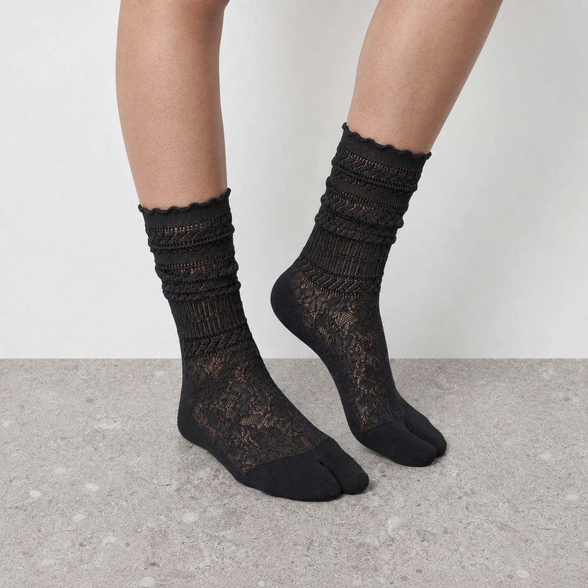 Scalloped Lace Tabi Socks