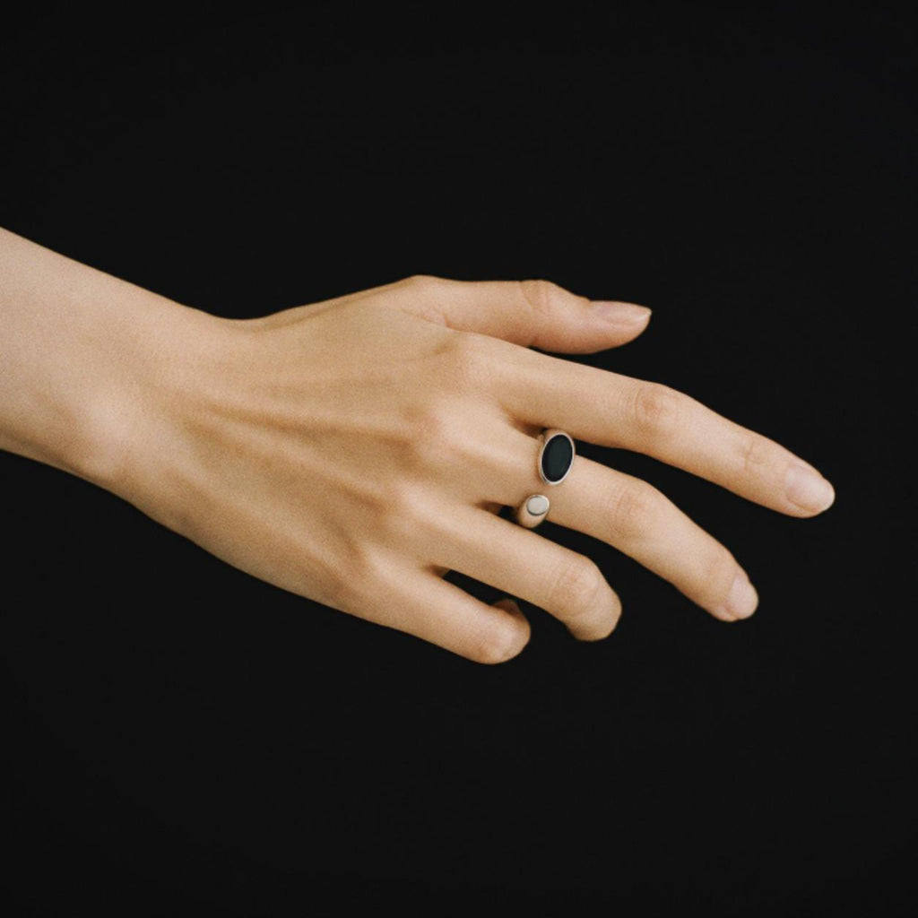Model wearing the Umbra Oval Signet Ring from a side angle