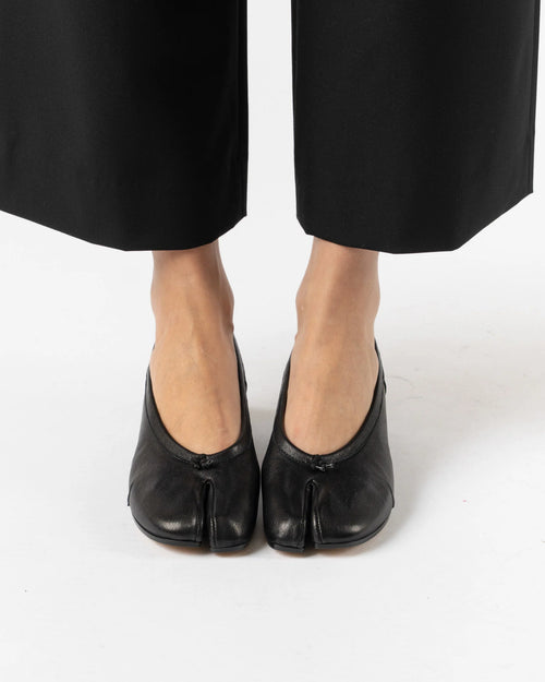 Side profile of Amelora black leather tabi ballet flats showing flat sole and split toe
